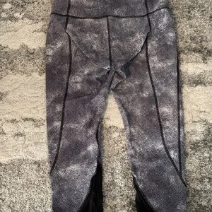 Lululemon Capri Crop Leggings Gray & Black Women's Size 8 Mesh/Asymmetrical Hem